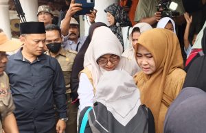 Bupati Dewi Bersama Kapolres Pandeglang Jemput Jenazah Surakman di Bandara Soekarno-Hatta: Saya Menyampaikan Belasungkawa Bupati Pandeglang Raden Dewi Setiani
