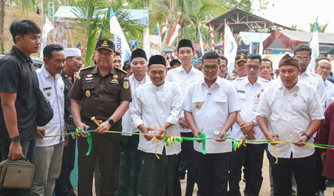 Gubernur Andra Soni Resmikan Jembatan Hasil Swadaya Masyarakat Lebak Peresmian Jembatan Leuwi Lukuk, Kampung Cibogo, Kecamatan Malingping, Kabupaten Lebak