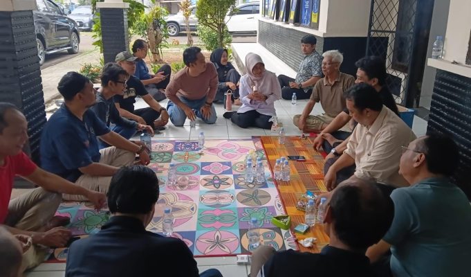 Bupati Pandeglang Raden Dewi, PWI dan SMSI Makin Harmonis, Ajak Makan Bakso di Sekber Sambil Lesehan Bupati Pandeglang Raden Dewi Setiani