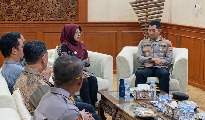 Perkuat Sinergitas, Kapolres Pandeglang Lakukan Lawatan ke Ruang Kerja Bupati Dewi Pertemuan Kapolres Pandeglang AKBP Sonny Harsono dengan Bupati Raden Dewi Setiani