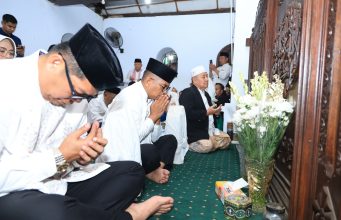 Kenang Perjuangan Para Pendahulu Banten, Andra Soni Berziarah ke Makam Sultan Maulana Hasanudin Gubernur Banten Andra Soni