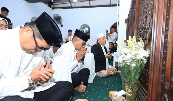 Kenang Perjuangan Para Pendahulu Banten, Andra Soni Berziarah ke Makam Sultan Maulana Hasanudin Gubernur Banten Andra Soni