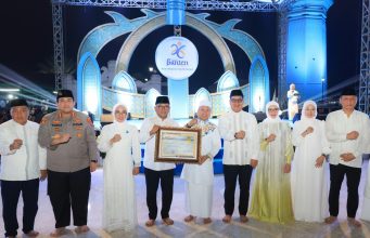 Ustaz Das’ad Latif Ingatkan Gubernur Agar Terus Tingkatkan Kualitas Pendidikan di Banten Ustaz Das'ad Latif foto bersama usai menyampaikan tausiah di acara HUT ke- 26 Provinsi Banten