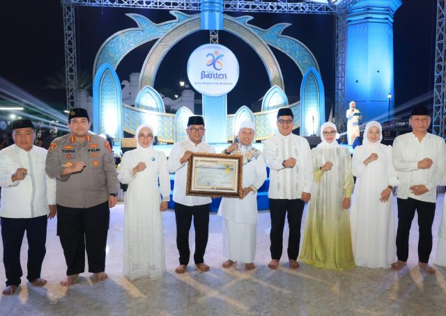 IMG-20261004-WA0020 Ustaz Das'ad Latif foto bersama usai menyampaikan tausiah di acara HUT ke- 26 Provinsi Banten