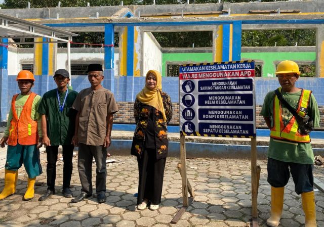 IMG-20261013-WA0000 Kepala SMPN 2 Pulosari Ani Andriani