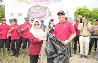 Peringati World Cleanup Day, Bupati Bersama Unsur Forkopimda Gelar Aksi Bersih-Bersih Kawasan Sungai Salakanegara Acara peringatan World Cleanup Day