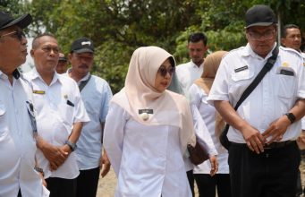 Dukung Kelancaran Mobilitas Masyarakat, Pemkab Pandeglang akan Bangun Jalan Reforma Cimanis-Sobang Bupati Pandeglang Raden Dewi Setiani saat melakukan monitoring rencana pembangunan jalan Kampung Reforma Cimanis-Sobang