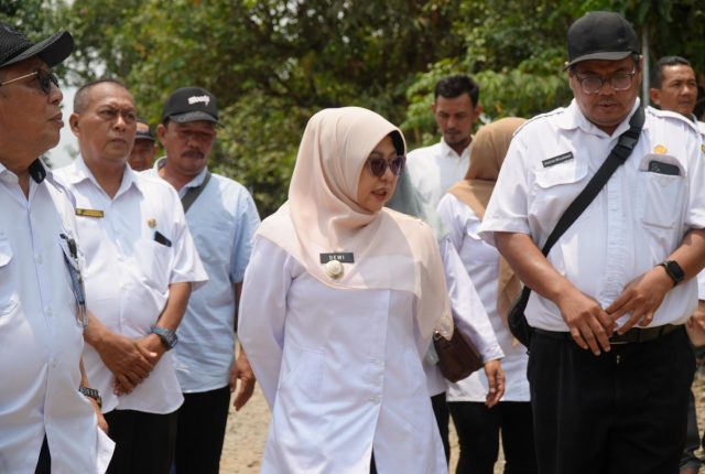 IMG-20261014-WA0017 Bupati Pandeglang Raden Dewi Setiani saat melakukan monitoring rencana pembangunan jalan Kampung Reforma Cimanis-Sobang