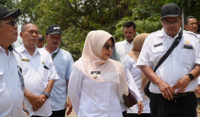 Dukung Kelancaran Mobilitas Masyarakat, Pemkab Pandeglang akan Bangun Jalan Reforma Cimanis-Sobang Bupati Pandeglang Raden Dewi Setiani saat melakukan monitoring rencana pembangunan jalan Kampung Reforma Cimanis-Sobang