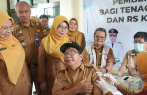 Cegah Masyarakat Terpapar Virus, Pemkab Pandeglang Kerja Sama PT Kalbe Farma Gelar Vaksinasi Influenza Seribu Dosis Vaksinasi influenza terhadap tenaga kesehatan