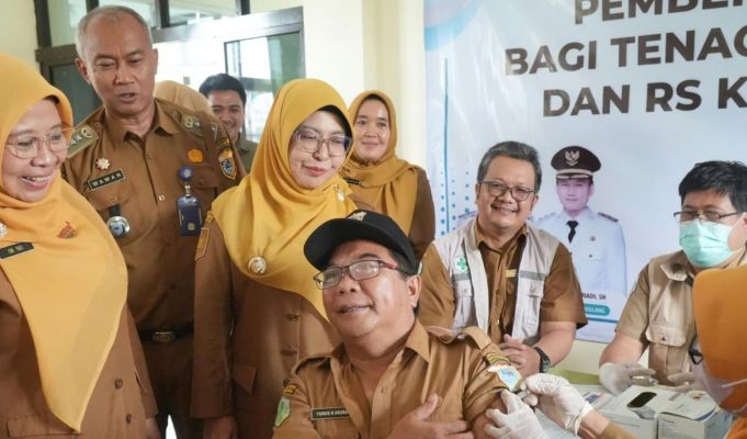 Cegah Masyarakat Terpapar Virus, Pemkab Pandeglang Kerja Sama PT Kalbe Farma Gelar Vaksinasi Influenza Seribu Dosis Vaksinasi influenza terhadap tenaga kesehatan