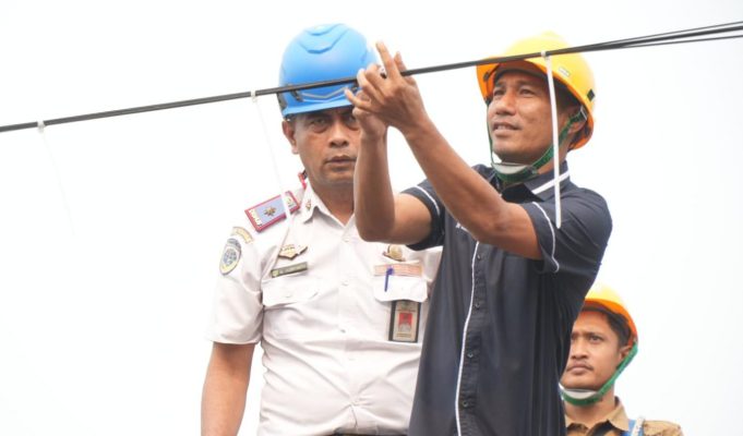 Jaga Keindahan Kota, Diskomsantik Pandeglang Tertibkan Kabel Fiber Optik di Sepanjang Jalan Protokol Penertiban kabel fiber optik di sepanjang ruas jalan protokol Kabupaten Pandeglang