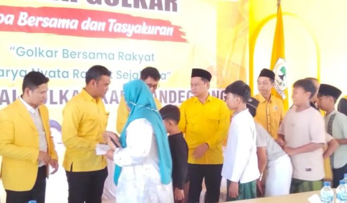 Peringati HUT ke- 62 Partai Golkar, Tb. Agus Umam Santuni Anak Yatim Piatu, Ziarah Kubur dan Istigasah Ketua DPD Partai Golkar Kabupaten Pandeglang Tb. Agus Khatibul Umam