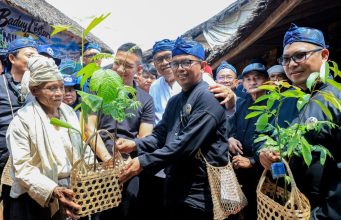 Gubernur Banten Andra Soni Sebut Masyarakat Adat Baduy Teladan Menjaga Keseimbangan Antara Manusia dan Alam Warga masyarakat adat Baduy