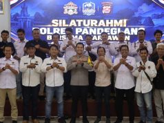 Wujudkan Tagline Polisi Bersama Masyarakat, Kapolres AKBP Sonny Jalin Silaturahmi dengan Wartawan Se- Pandeglang Kapolres Pandeglang AKBP Sonny Harsono beserta jajaran foto bersama dengan para wartawan se- Pandeglang