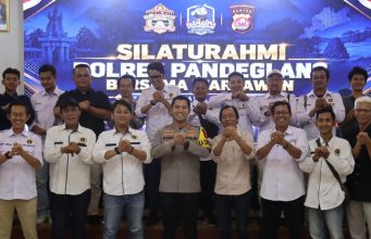 Wujudkan Tagline Polisi Bersama Masyarakat, Kapolres AKBP Sonny Jalin Silaturahmi dengan Wartawan Se- Pandeglang Kapolres Pandeglang AKBP Sonny Harsono beserta jajaran foto bersama dengan para wartawan se- Pandeglang