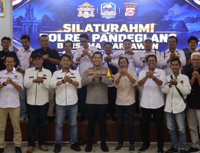 IMG-20261028-WA0055 Kapolres Pandeglang AKBP Sonny Harsono beserta jajaran foto bersama dengan para wartawan se- Pandeglang