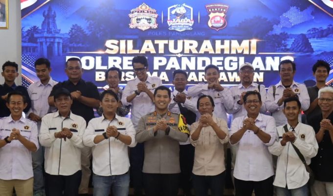 Wujudkan Tagline Polisi Bersama Masyarakat, Kapolres AKBP Sonny Jalin Silaturahmi dengan Wartawan Se- Pandeglang Kapolres Pandeglang AKBP Sonny Harsono beserta jajaran foto bersama dengan para wartawan se- Pandeglang
