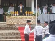 Hadir di Acara Peringatan HSP MTs Miftahul Ulum, M. Habibi Ajak Kaum Milenial Tumbuhkan Semangat Patriotisme M. Habibi, anggota Fraksi Partai Golkar DPRD Pandeglang saat menjadi inspektur upacara pada peringatan HSP ke- 98