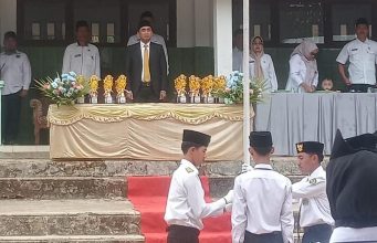 Hadir di Acara Peringatan HSP MTs Miftahul Ulum, M. Habibi Ajak Kaum Milenial Tumbuhkan Semangat Patriotisme M. Habibi, anggota Fraksi Partai Golkar DPRD Pandeglang saat menjadi inspektur upacara pada peringatan HSP ke- 98