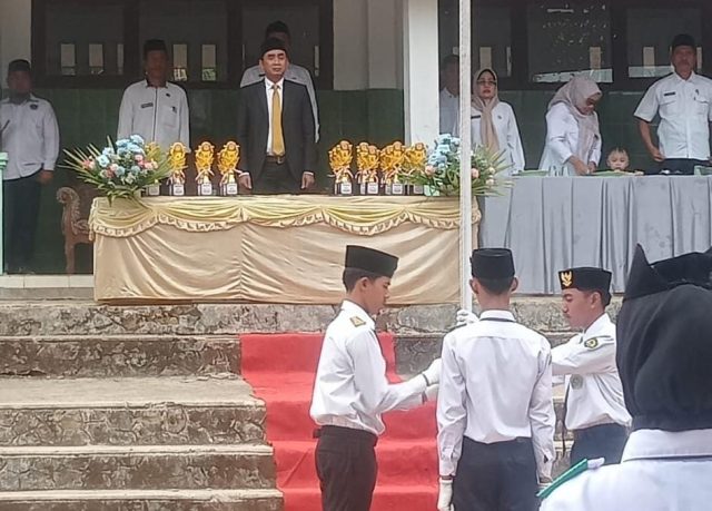 IMG-20261029-WA0011 M. Habibi, anggota Fraksi Partai Golkar DPRD Pandeglang saat menjadi inspektur upacara pada peringatan HSP ke- 98