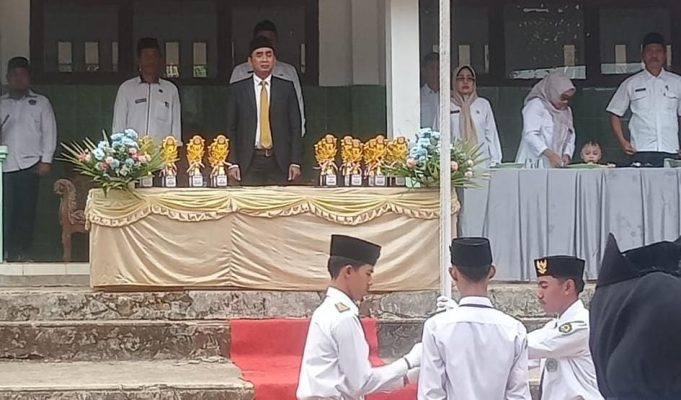 Hadir di Acara Peringatan HSP MTs Miftahul Ulum, M. Habibi Ajak Kaum Milenial Tumbuhkan Semangat Patriotisme M. Habibi, anggota Fraksi Partai Golkar DPRD Pandeglang saat menjadi inspektur upacara pada peringatan HSP ke- 98