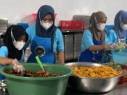Patut Diapresiasi, untuk Tingkatkan Perekonomian, SPPG Sindangresmi Serap Hasil Panen Petani Lokal Karyawan SPPG Sindangresmi sedang menyiapkan makanan sehat