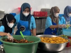 Patut Diapresiasi, untuk Tingkatkan Perekonomian, SPPG Sindangresmi Serap Hasil Panen Petani Lokal Karyawan SPPG Sindangresmi sedang menyiapkan makanan sehat
