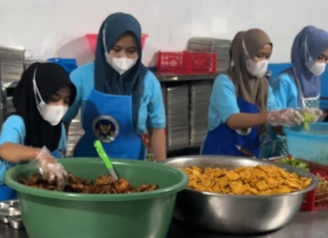 IMG-20261030-WA0023 Karyawan SPPG Sindangresmi sedang menyiapkan makanan sehat