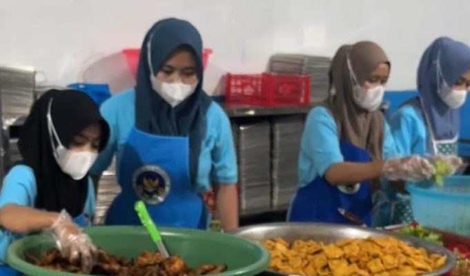 Patut Diapresiasi, untuk Tingkatkan Perekonomian, SPPG Sindangresmi Serap Hasil Panen Petani Lokal Karyawan SPPG Sindangresmi sedang menyiapkan makanan sehat